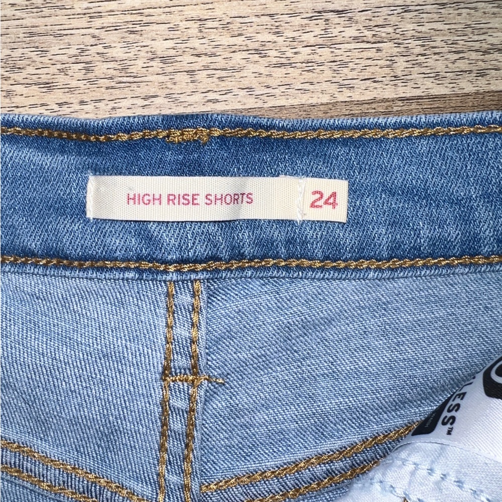 Levi’s High Rise Shorts - Picture 3 of 3